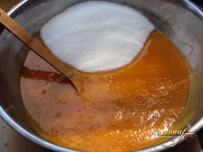 Cooking apricot jam