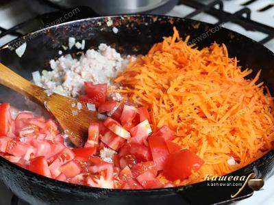 Grated carrots and finely chopped tomatoes