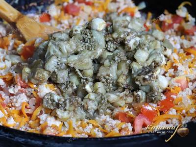 Eggplant, tomatoes and minced meat in a pan