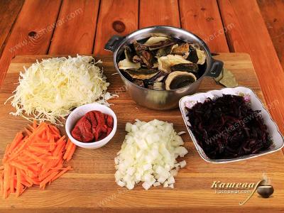 Preparation of products for borsch with white dried mushrooms