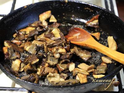Roasting mushrooms for borsch