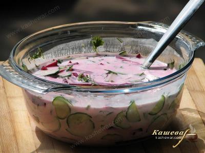 Mixing the ingredients of borscht with kefir