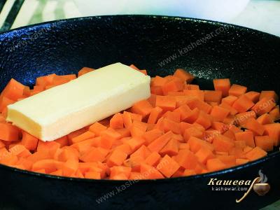 Морковь в сковороде со сливочным маслом