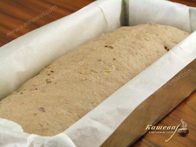 Подошедшее тесто в форме для выпекания хлеба