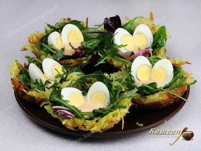 Гнезда из чипсов с яйцами