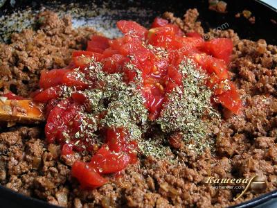 Tomatoes in their own juice were added to the minced meat