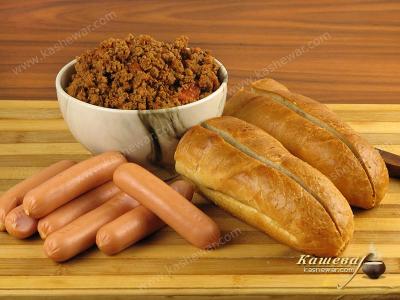 Build a chili hot dog