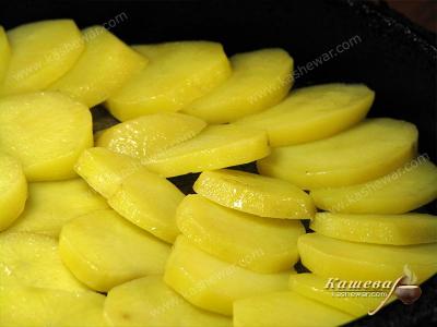 Выкладывание картофеля в форму для выпекания