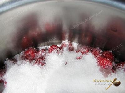 Sprinkle the raspberries with sugar