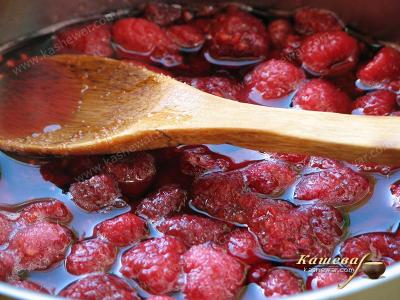 Ready raspberry jam