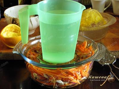 Marinating carrots with vegetables under pressure