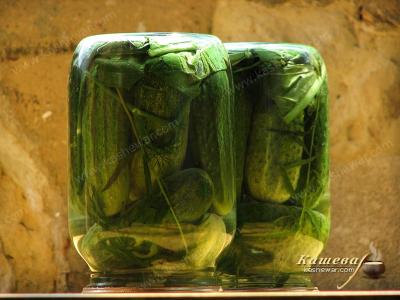 Capping pickled cucumbers in jars