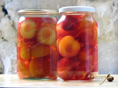 Sterilizing jars with natural plums