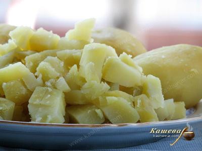 Приготовление и порезка картошки для окрошки