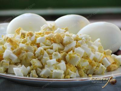 Приготовление и порезка яиц для окрошки