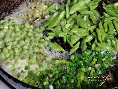 Зеленые овощи в сковороде