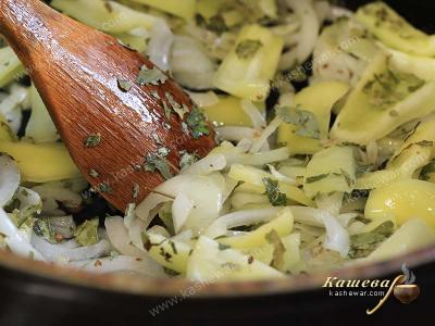 Сладкий перец, лук и листья карри в сковороде