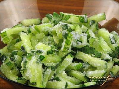 Wash cucumbers and cut into cubes or use frozen