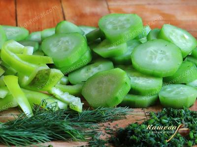 Нарезанные овощи для салата