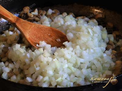 Finely chopped onion and champignon legs