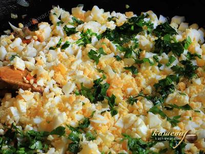 Chopped eggs with herbs