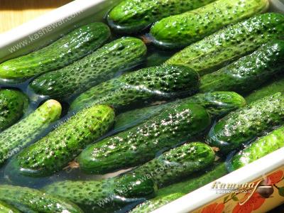 Soaking cucumbers for salting