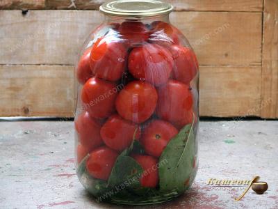 Stacked tomatoes in jars