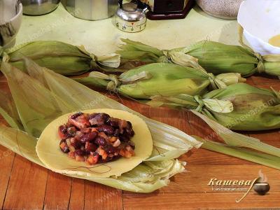 Начинка и тортилья на листьях кукурузы 