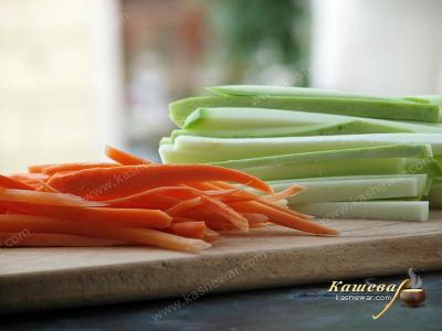 Нарезка кабачков и моркови для начинки