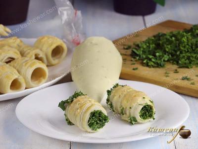 Puff pastry with egg cream and herbs 