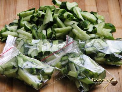 Packing cucumbers in freezer bags