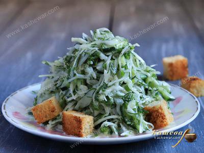 Зеленый салат с гренками