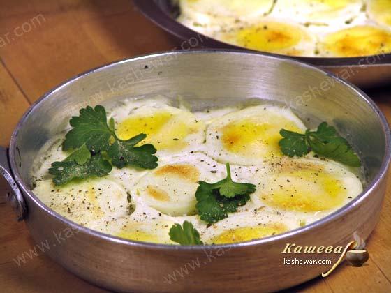 Яйца, запеченные в сметане – рецепт с фото, украинское блюдо